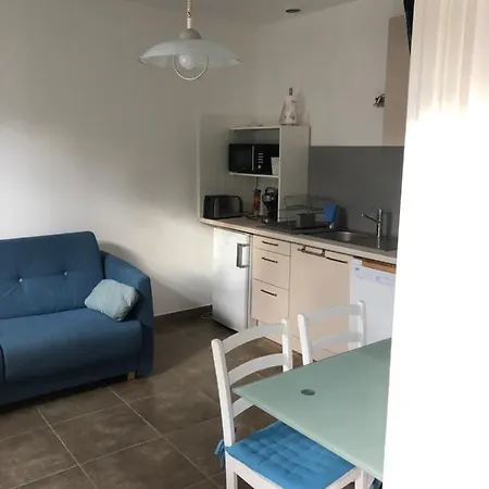 Apartament Aux 3 Domaines T2 Avec Terrasse Hyères